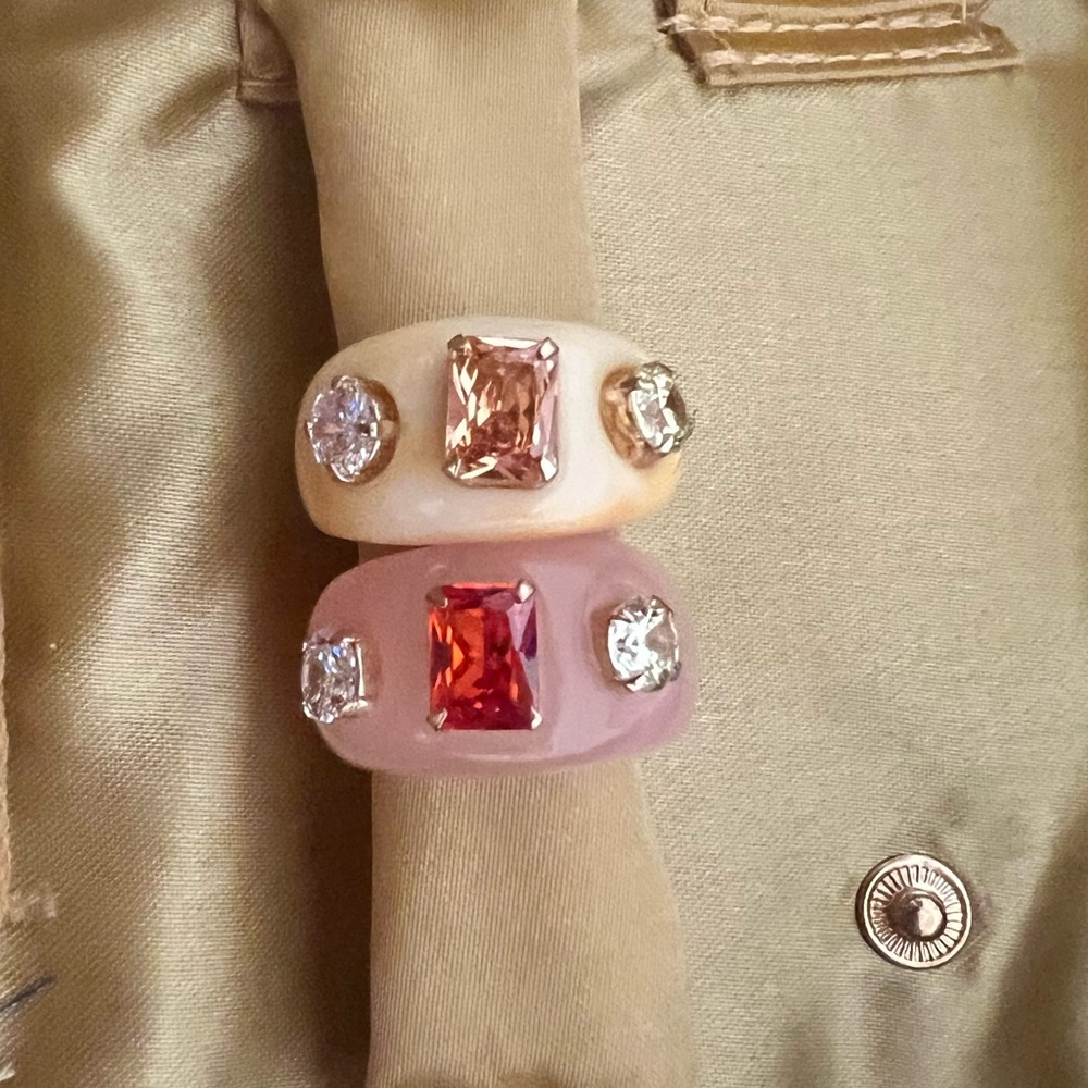 Plastic rings with plastic crystals